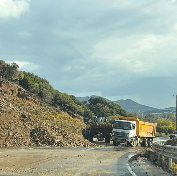 Gökçekada'da sağanak sele döndü! Evler su altında kaldı